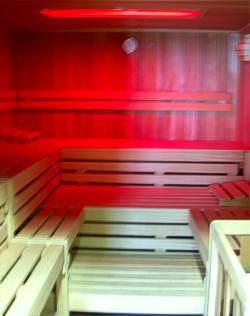Sauna mit rotem Licht